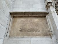 (2026) Plaque à gauche de l’entrée : ÉGLISE DÉDIÉE A SAINT-BONAVENTURE ENSEVELI EN CE LIEU EN 1274 ŒUVRE DES FRÈRES MINEURS OU cordeliers ÉTABLIS A LYON DÈS L’AN 1226 COMMENCÉE EN 1331 REPRISE EN 1388 AVEC L’AIDE DE J.OGIER PUIS DES GROLEE ACHEVÉE PAR SIMON DE PAVIE EN 1471 SUR UN SOL EXHAUSSE DE 2 PIEDS DOTÉE PAR LES CONFRÉRIES DE METIERS DE CHAPELLES LATÉRALES XVes-1625 ÉDIFICE AFFECTÉ À LA HALLE AU BLÉ 1792 RENDU AU CULTE PAROISSIAL 1806-1807.